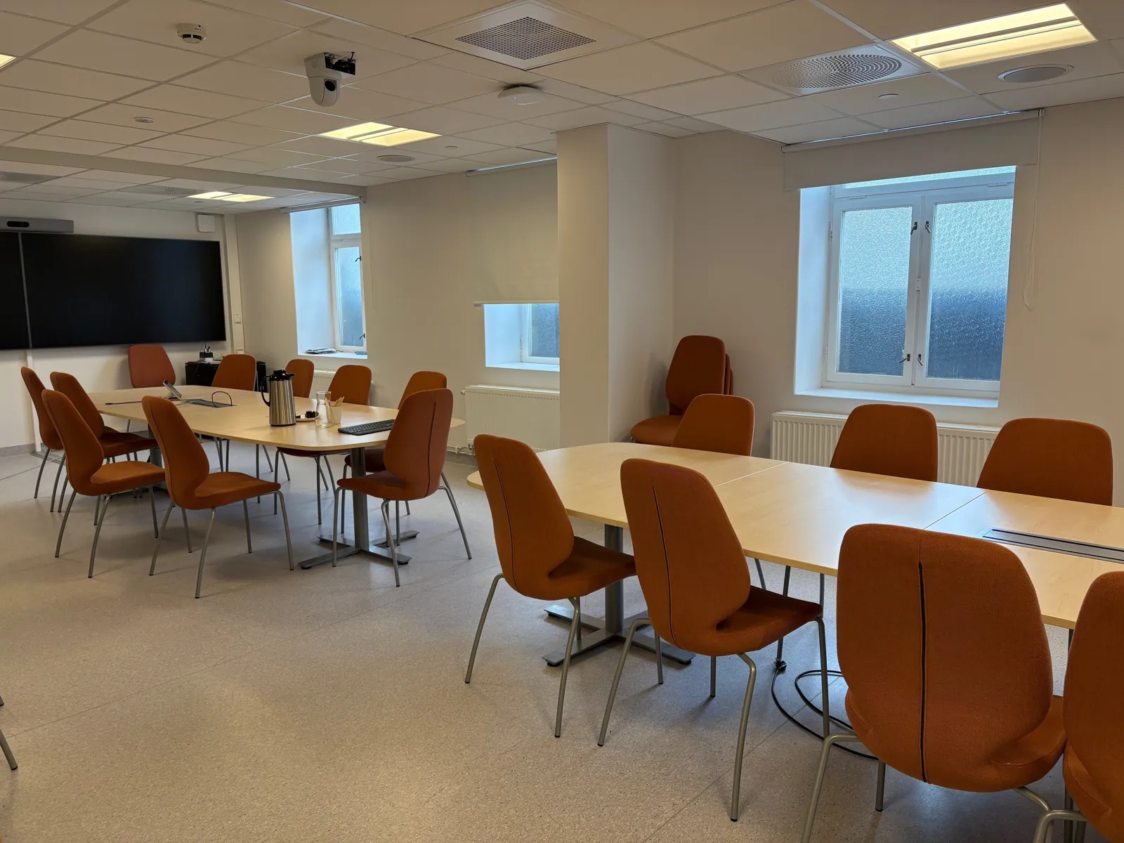 Møterom med bord og stoler