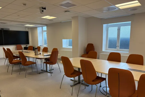 Møterom med bord og stoler