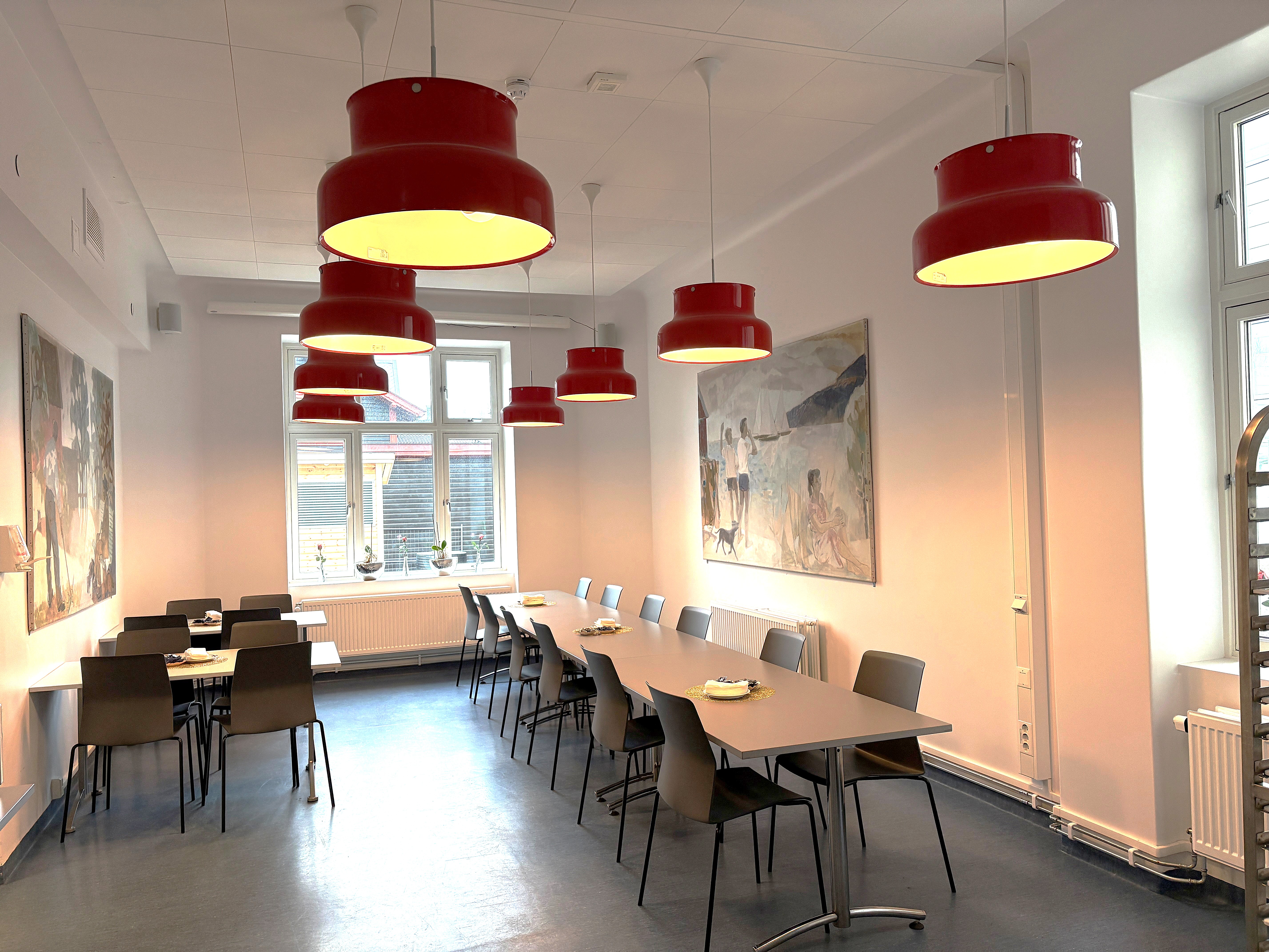 Spiserom med røde lamper i taket