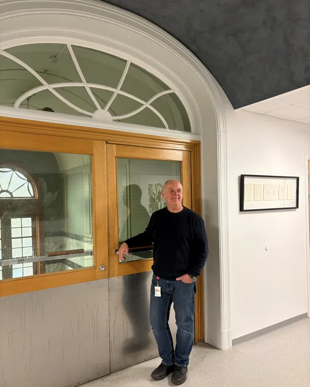 Original hoveddør med jugend-vindu over