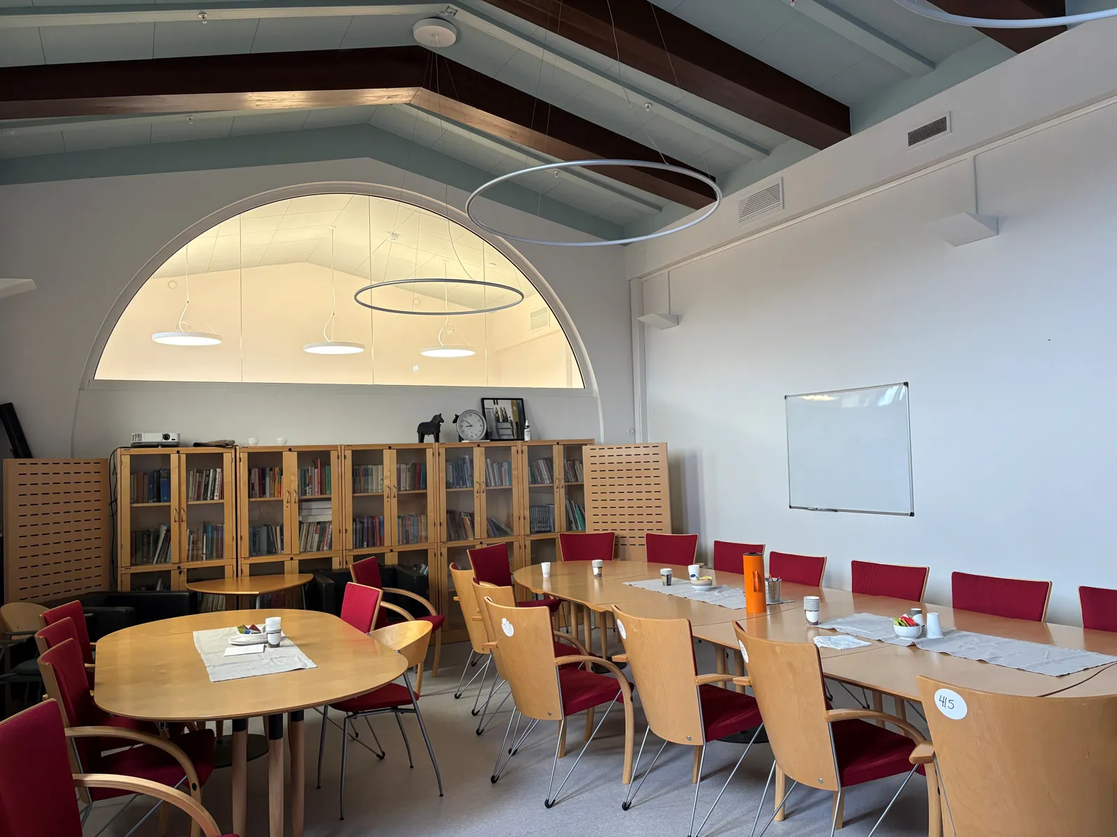 Et rom med bord og stoler