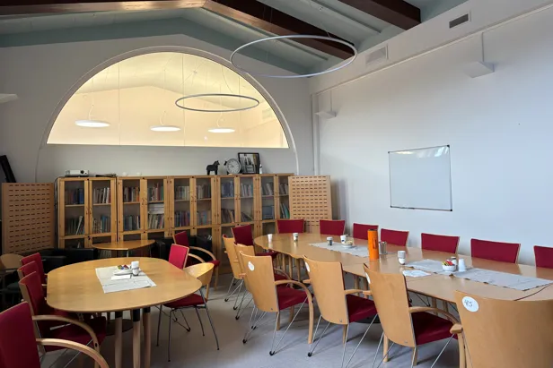 Et rom med bord og stoler