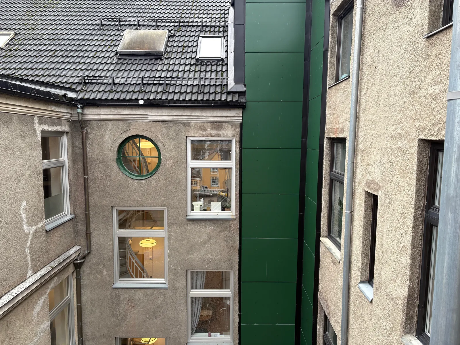 Baksiden av bygget med rundt vindu i