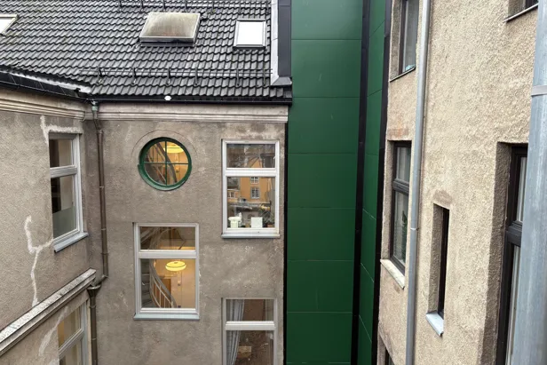 Baksiden av bygget med rundt vindu i