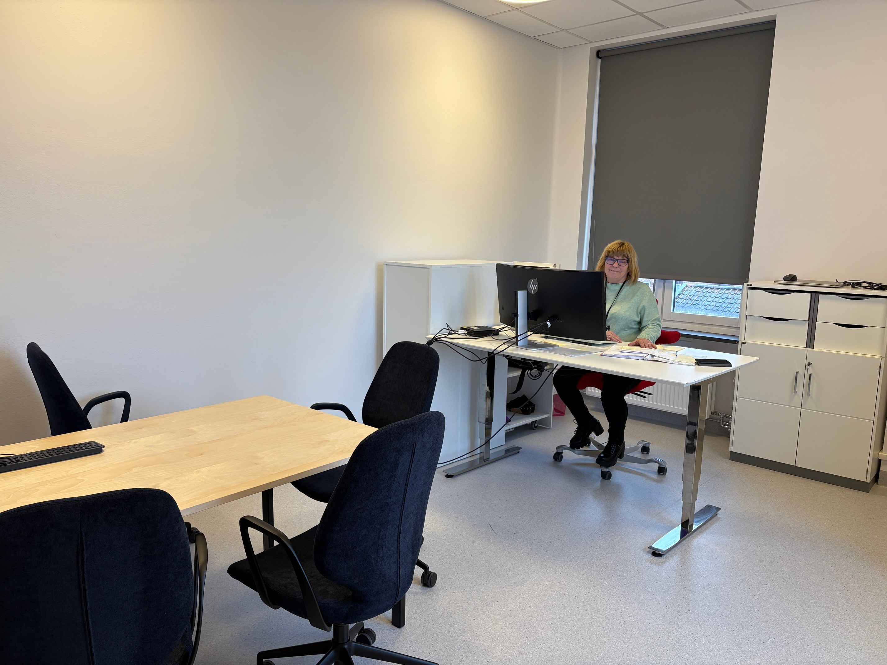 Randi Maarud, hun sitter ved et skrivebord.