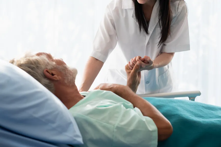 En sykepleier som tar seg av en pasient