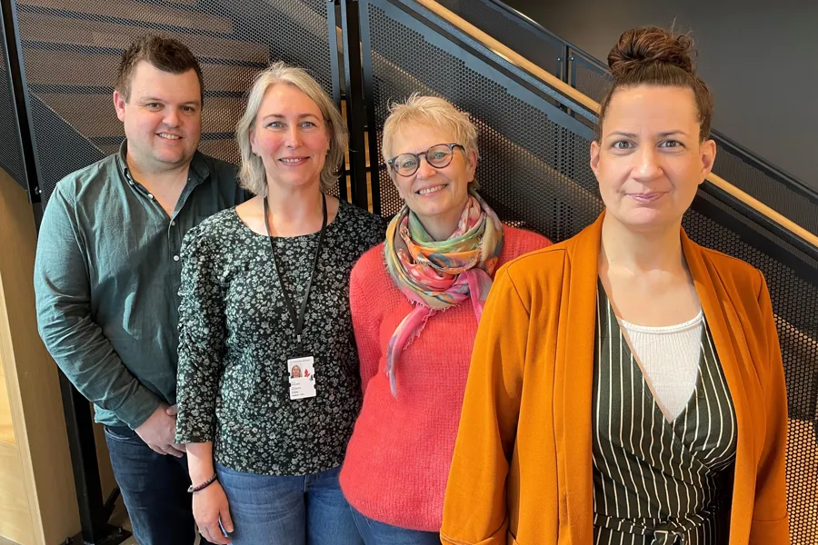 En gruppe mennesker som poserer for et bilde