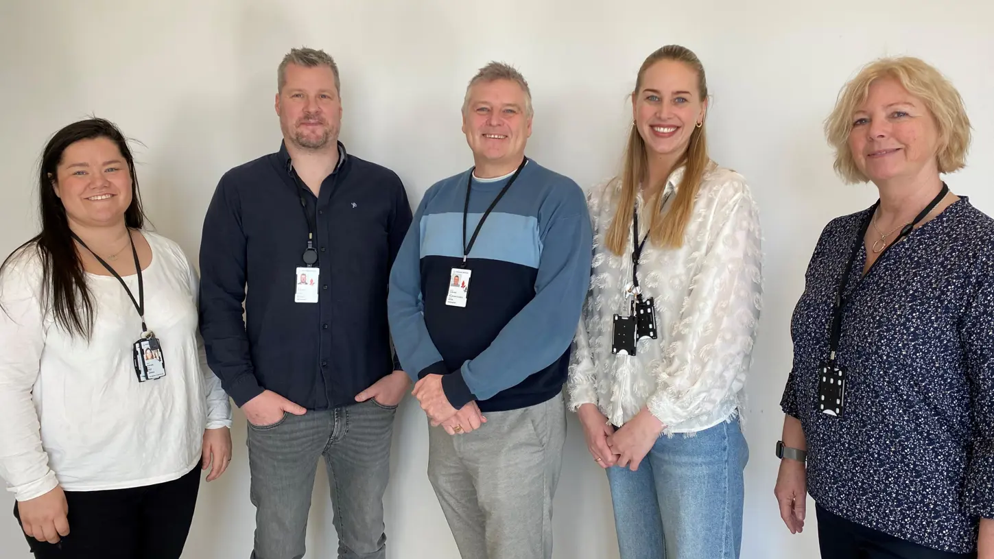 En gruppe mennesker som poserer for et bilde