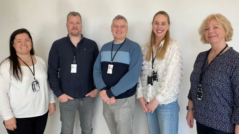 En gruppe mennesker som poserer for et bilde