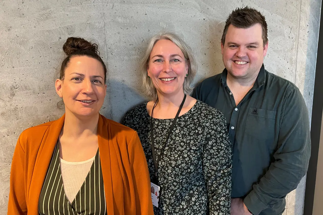 En gruppe mennesker som poserer for et bilde