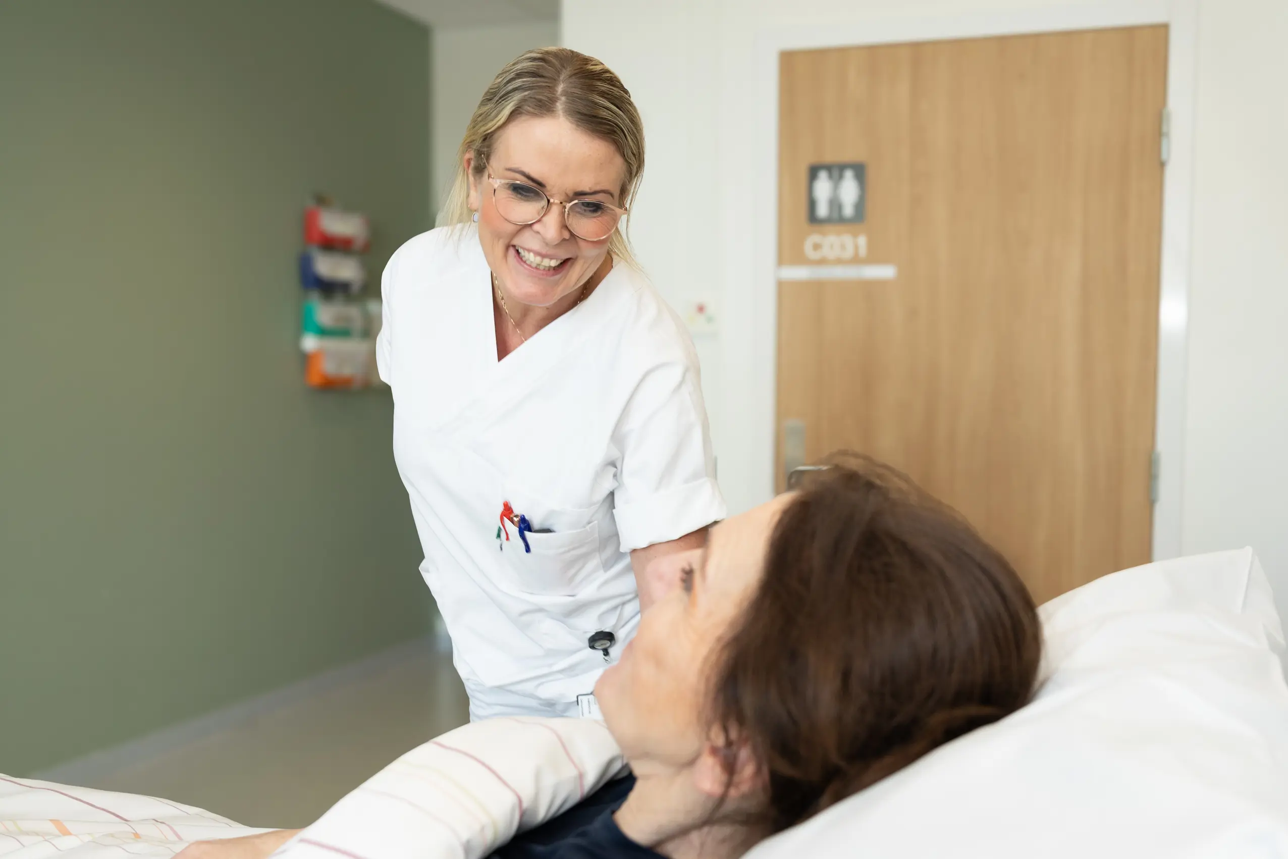 Sykepleier på et pasientrom