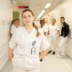 Sykepleiere i korridor