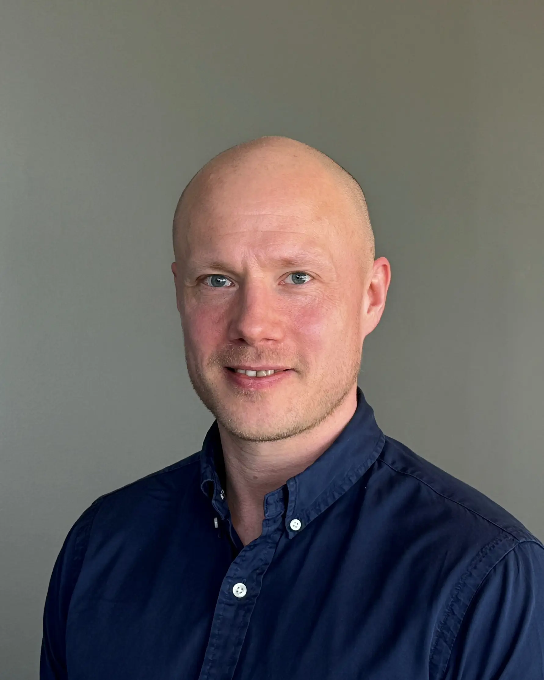 En mann i blå skjorte