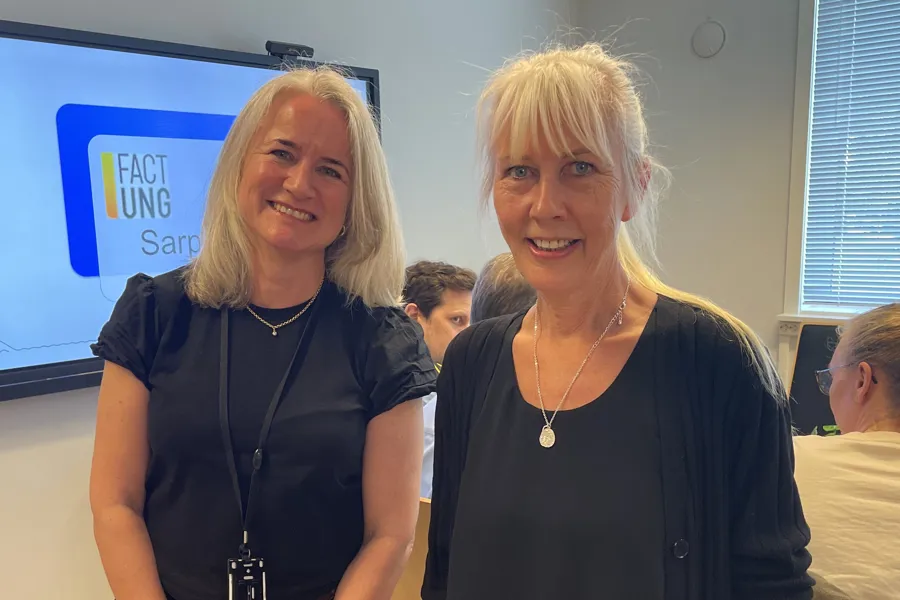 Et par kvinner smiler