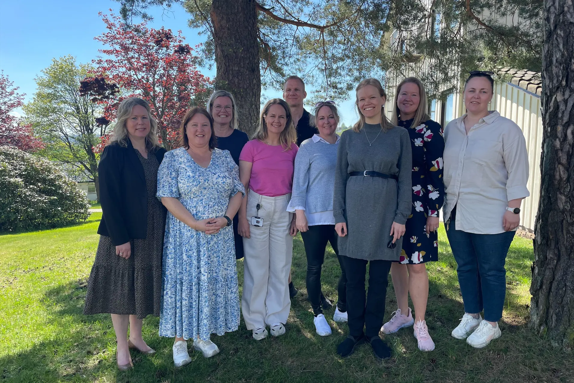 En gruppe mennesker som poserer for et bilde