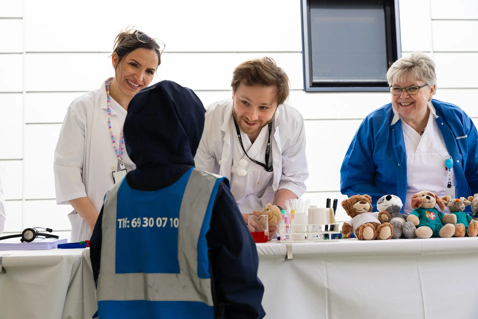 En gruppe mennesker i laboratoriefrakker