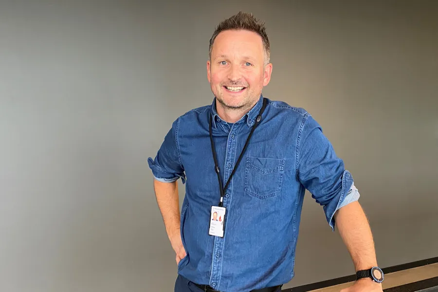 En mann iført blå skjorte