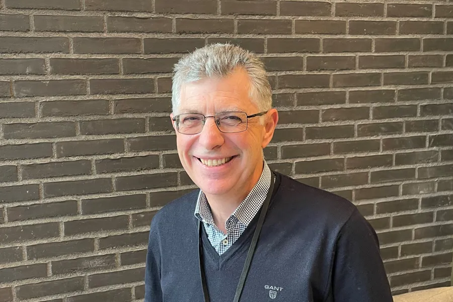 En mann som smiler til kameraet