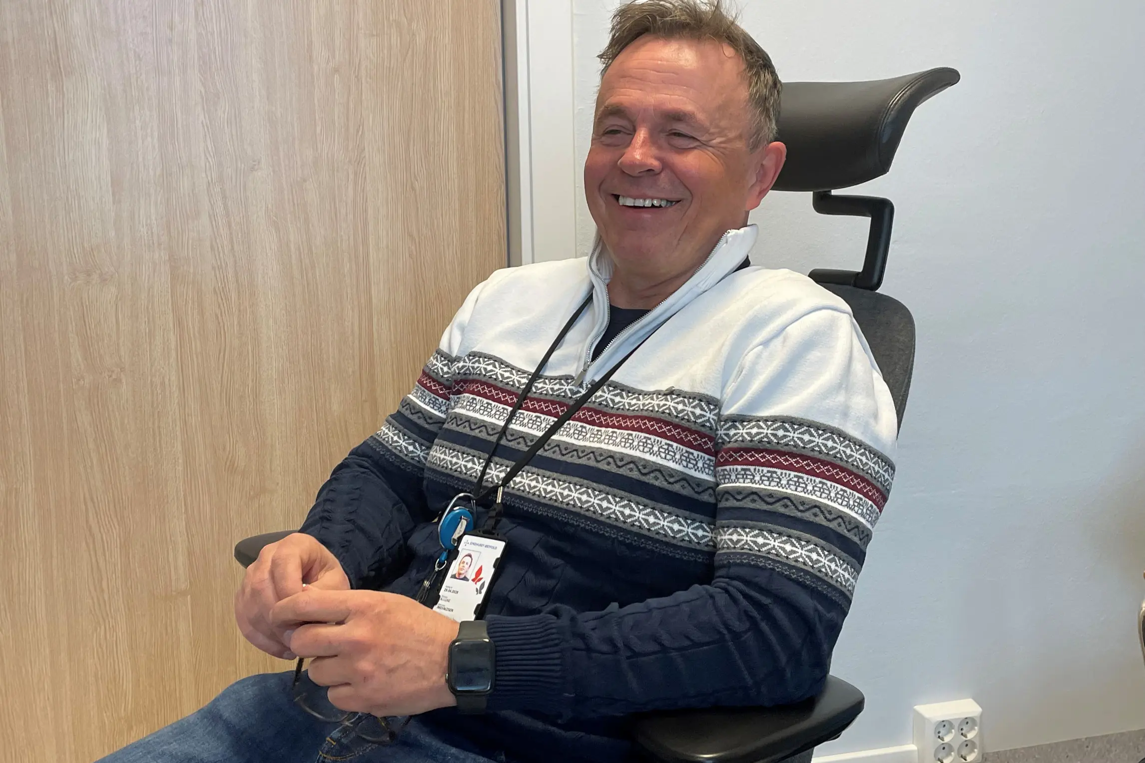 En mann som sitter i en stol