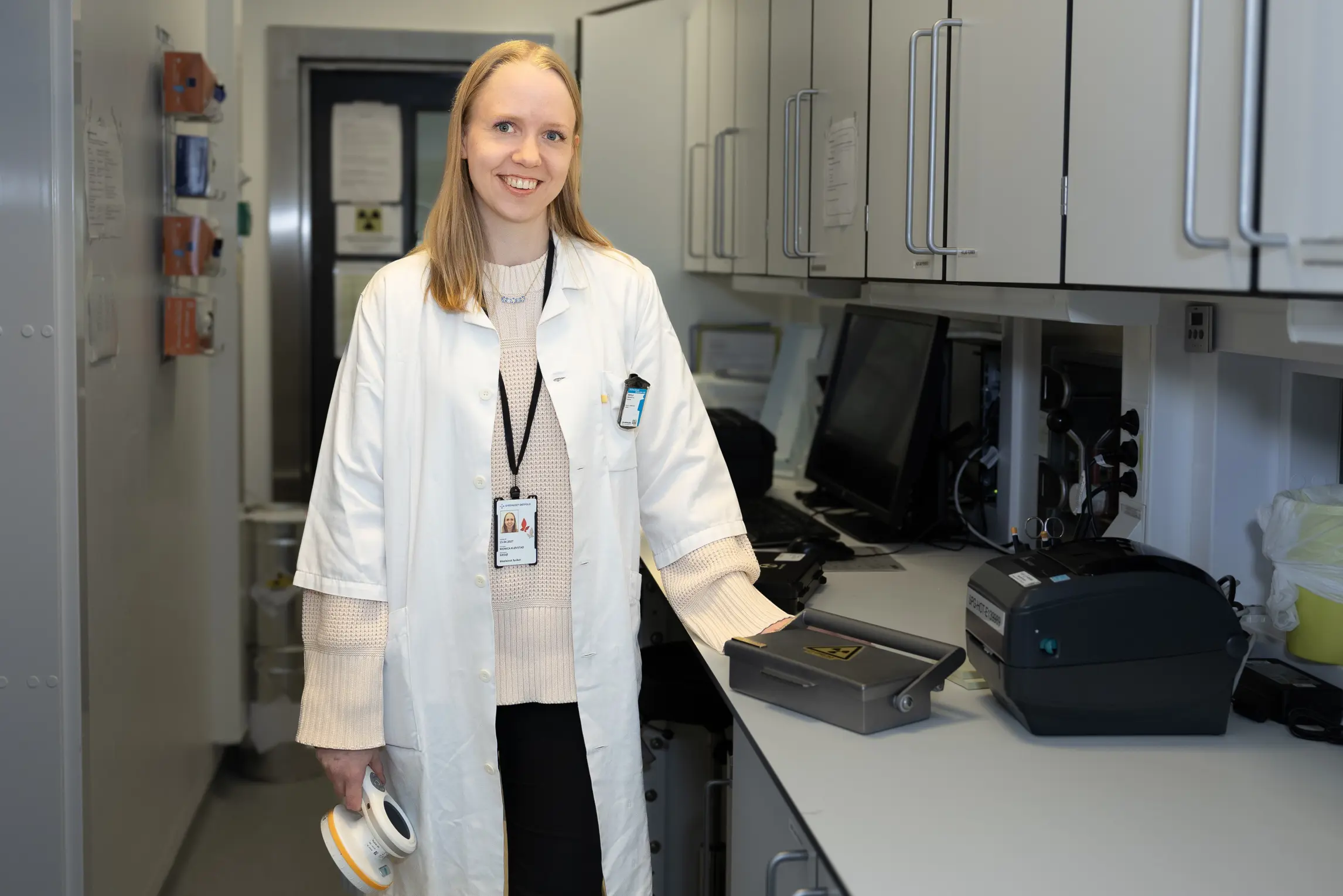 En person i en labfrakk