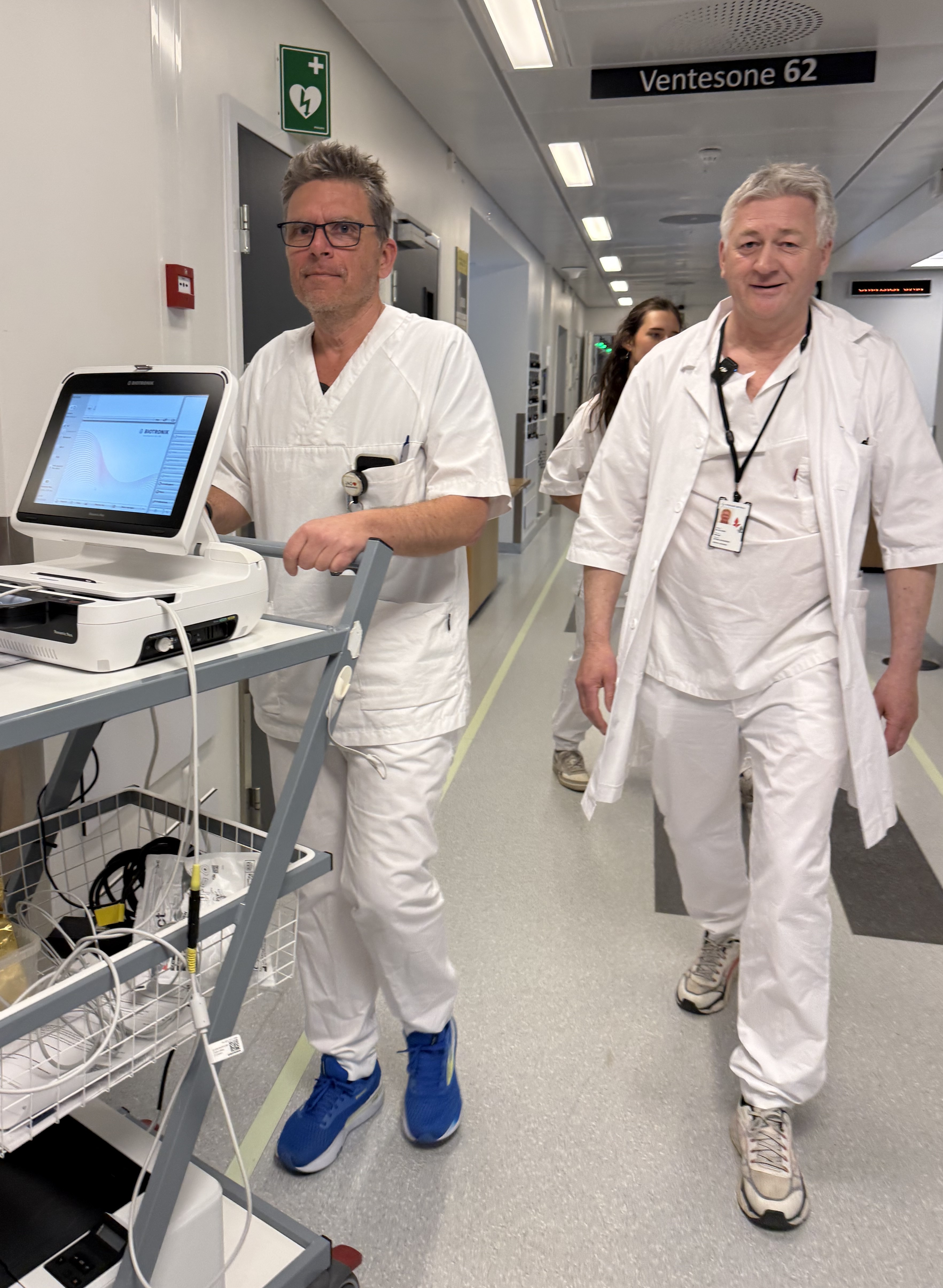 Mats Åhrström og Helge Stene-Johansen på vei til kontroll av pacemaker hos en pasient