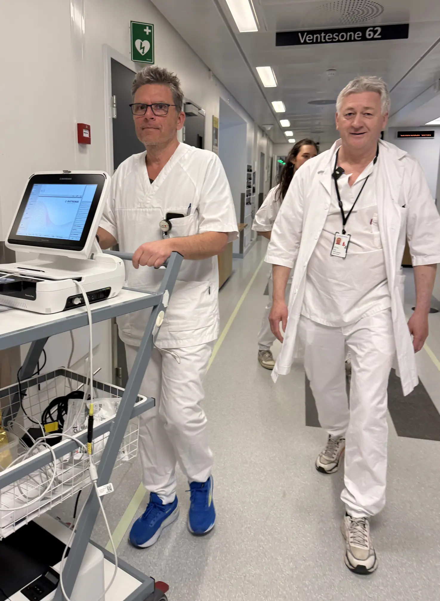 Mats Åhrström og Helge Stene-Johansen på vei til kontroll av pacemaker hos en pasient
