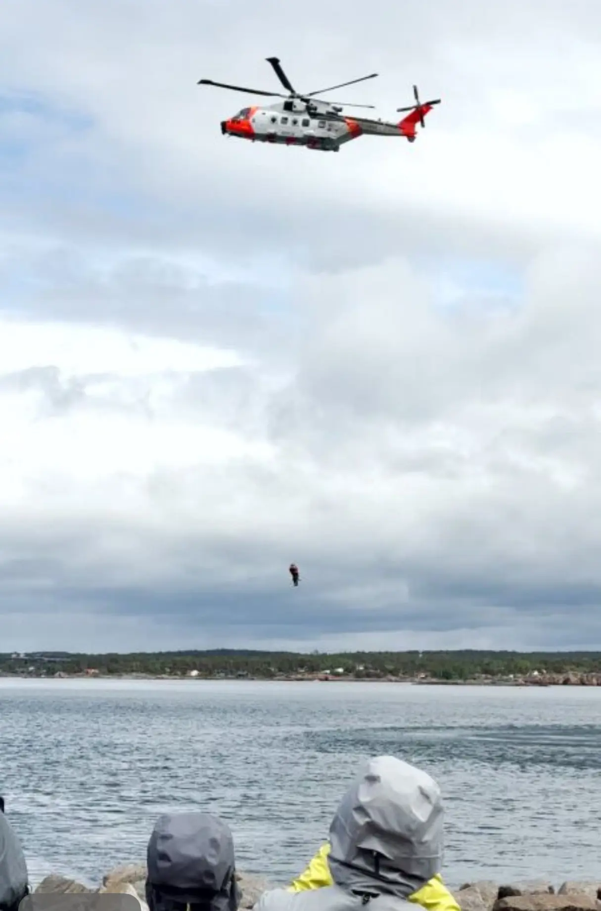 Et helikopter som flyr over vann