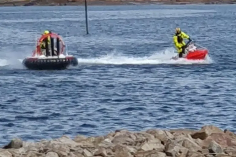 Et par personer som kjører jetski