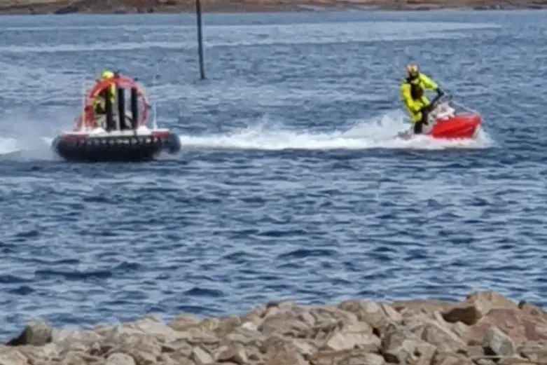 Et par personer som kjører jetski