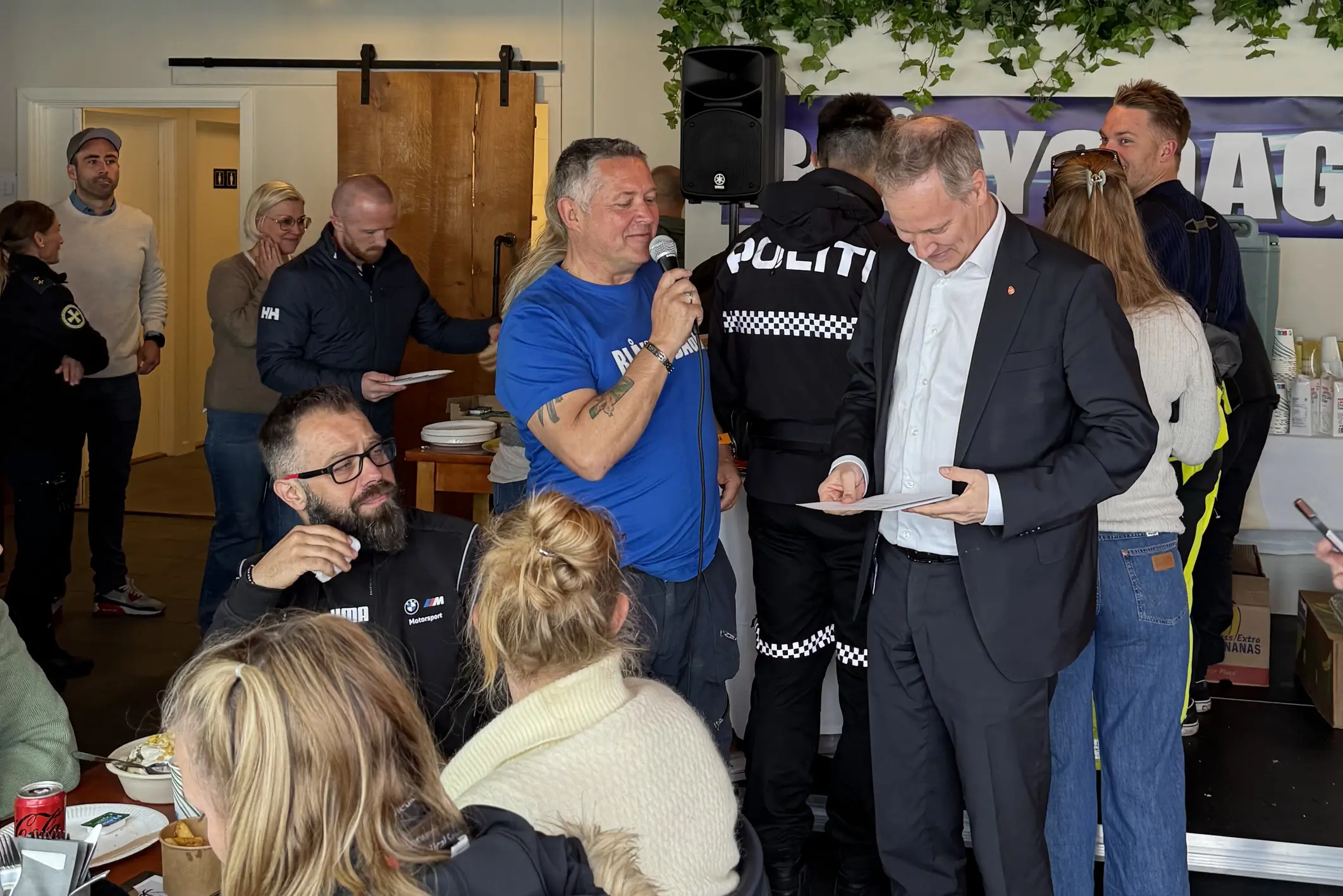 En gruppe mennesker som danser