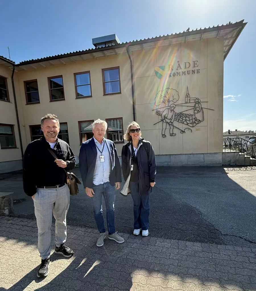 Andreas Joner, Helge Stene-Johansen og Lise W. Storhaug utenfor rådhuset i Råde.