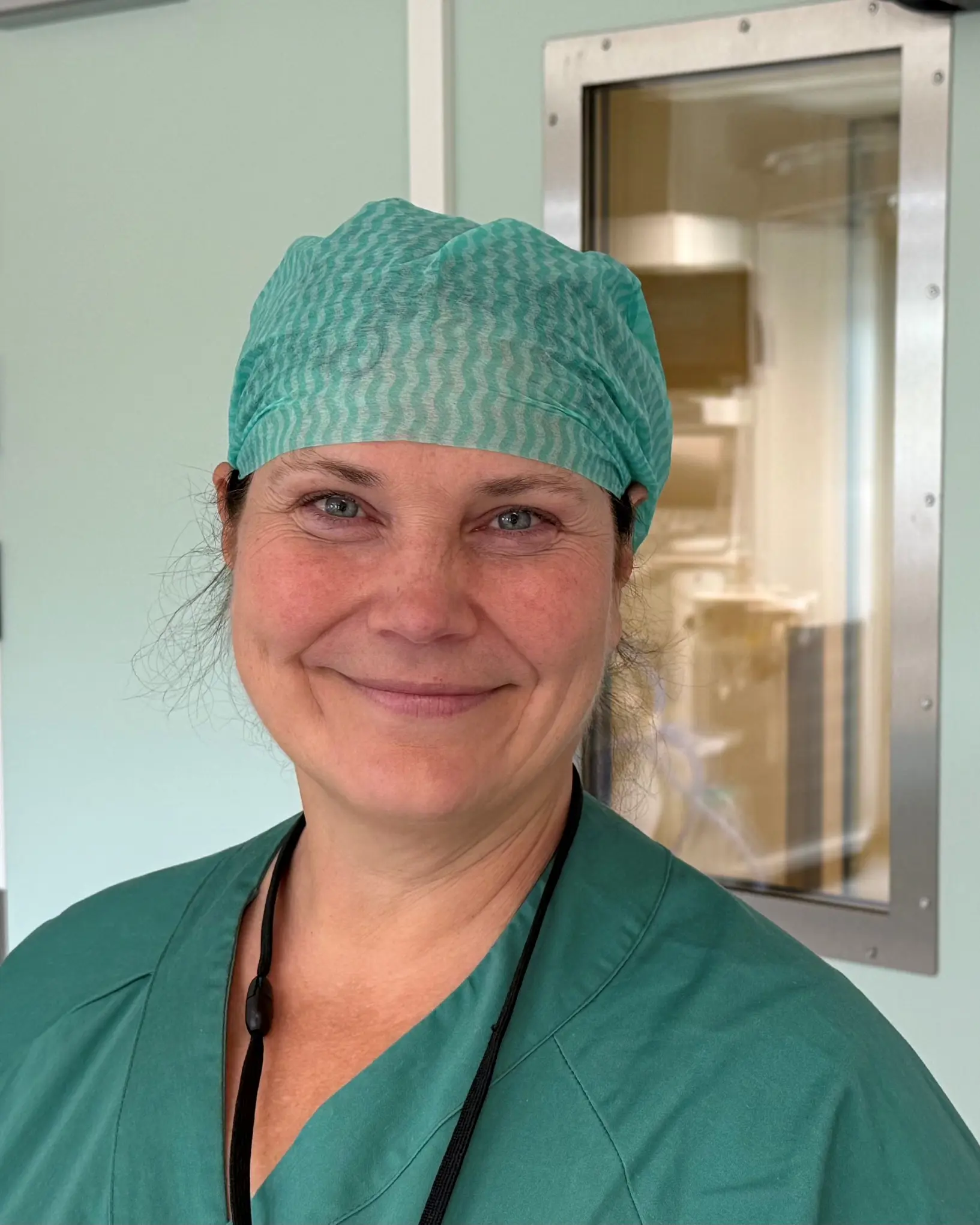 En person med grønn hatt