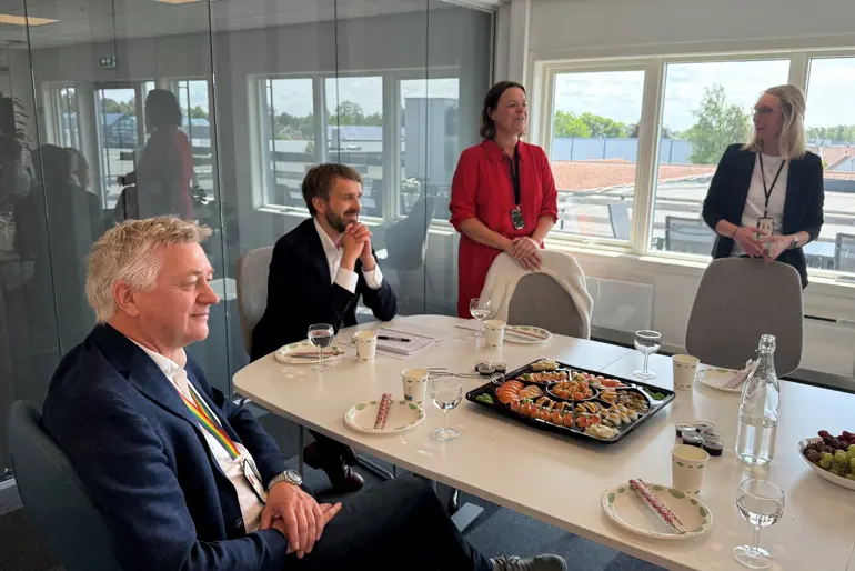 Irene Hetmann Landgren og Line Rostad orienterte om ACT-teamet for helse- og omsorgsminister Jan Christian Vestre og administrerende direktør i sykehuset, Helge Stene-Johansen.