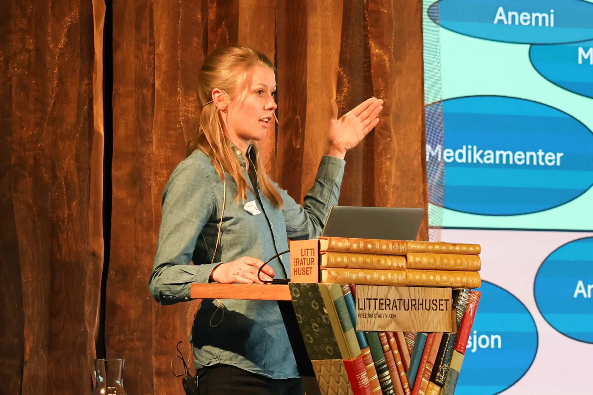 En kvinne som holder en presentasjon