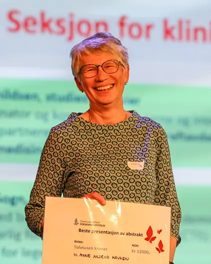 En kvinne som holder et skilt