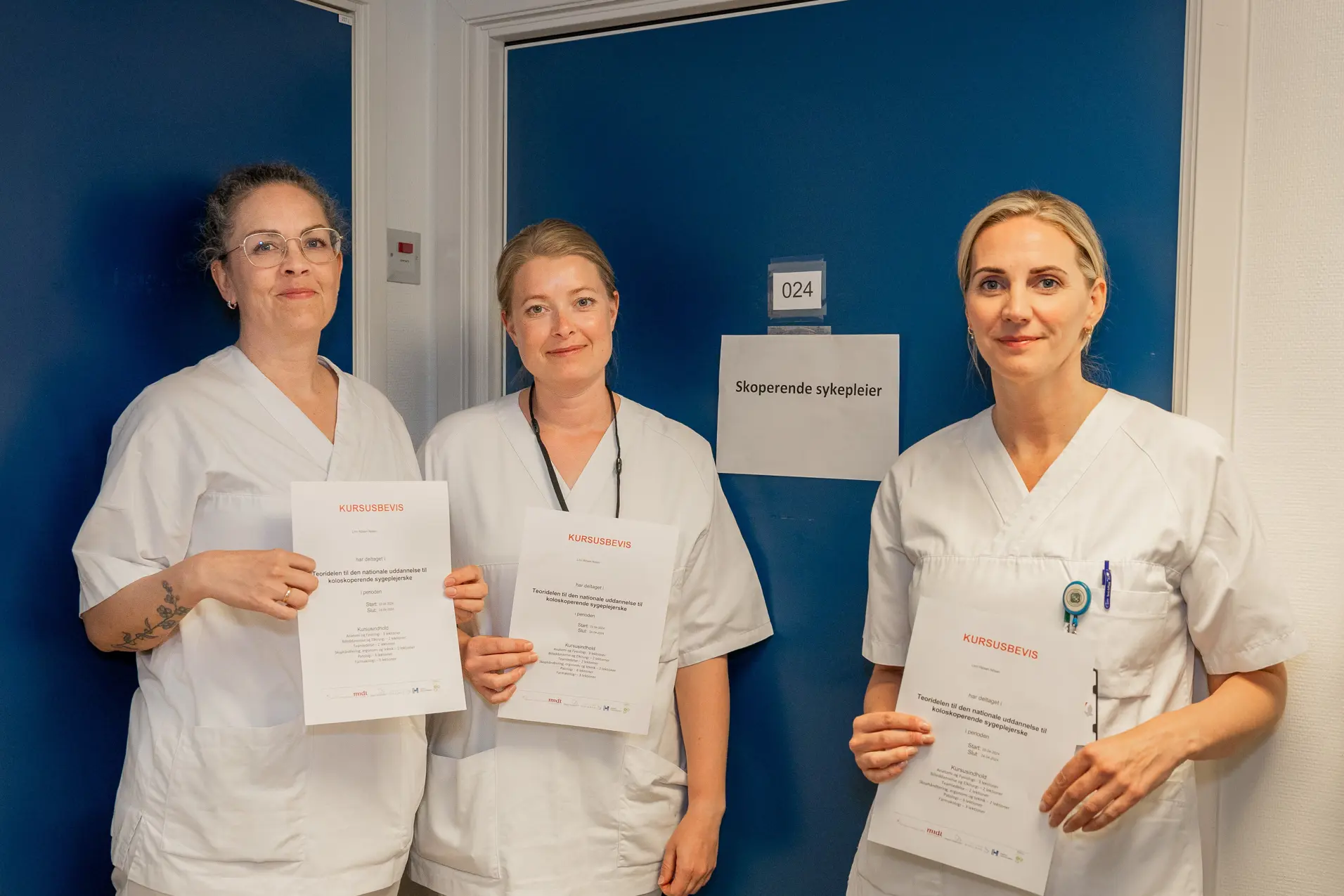 Noen få kvinner holder papirer