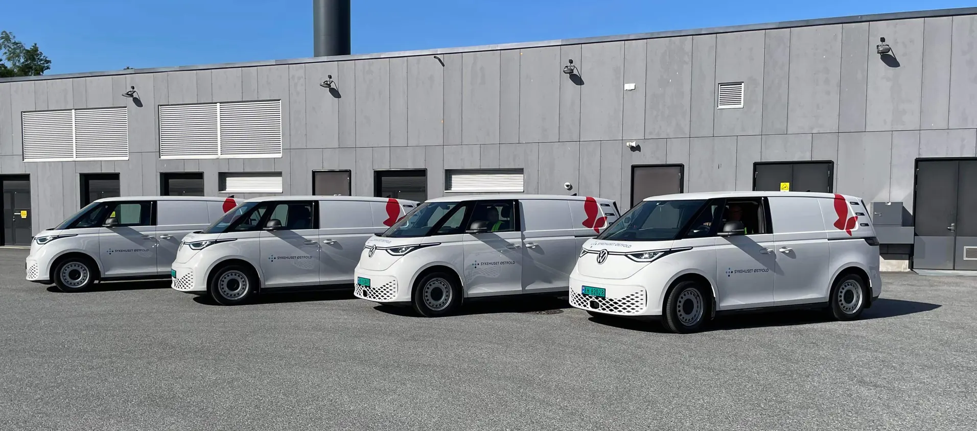 En gruppe biler parkert utenfor en bygning