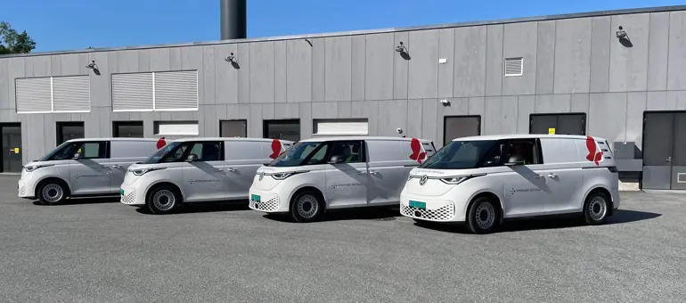 En gruppe biler parkert utenfor en bygning