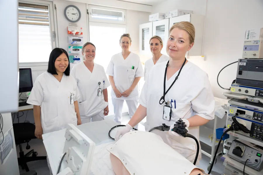 En gruppe mennesker i hvite frakker