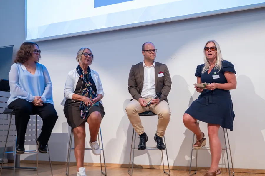 F.v. Camilla Hauge Larsen Brarud, avdelingsleder Råde kommune, Mona Larsen, Mikkel Peter Høiberg, assisterende fagdirektør, Sørlandet Sykehus og Olga Rugsland Espegren, leder av Utviklingssenteret for sykehjem og hjemmetjenester (USHT) i Agder Vest.