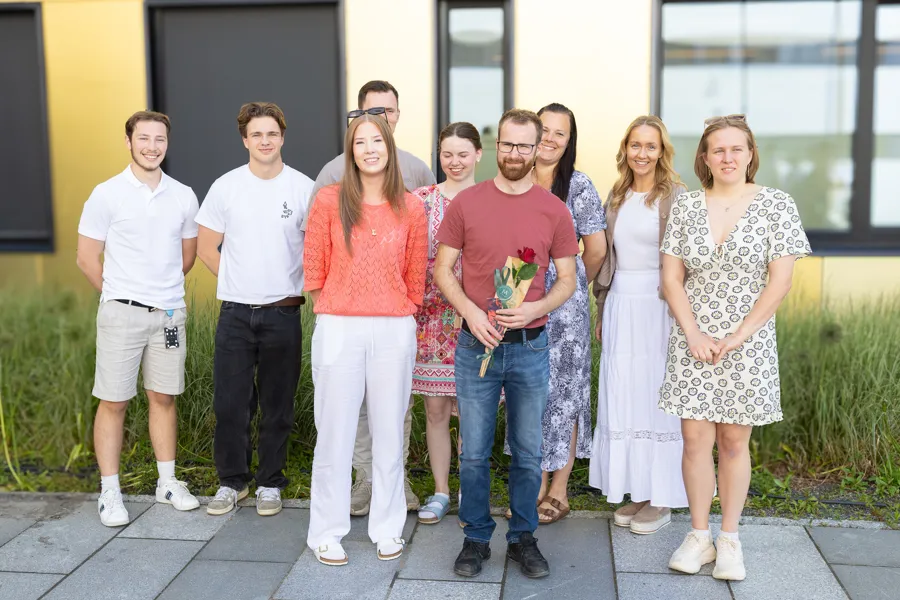 En gruppe mennesker som poserer for et bilde
