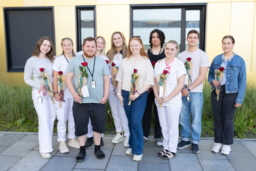 En gruppe mennesker som poserer for et bilde