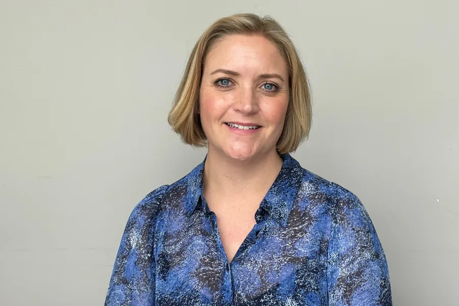 En person i blå skjorte