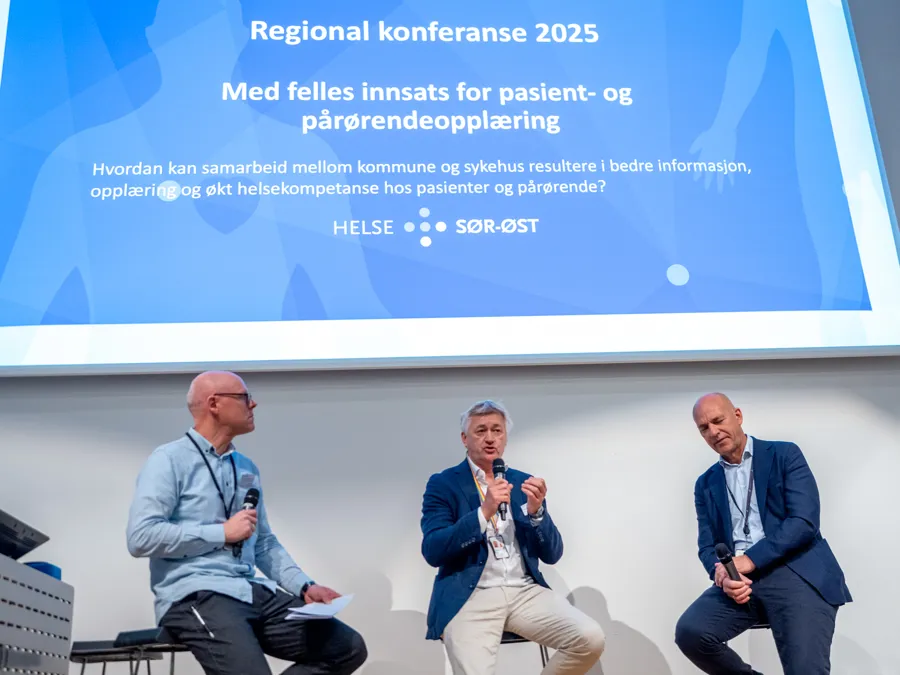 F.v. Hans Petter Skott Hansen, leder seksjon opplæring ved Sykehuset Østfold i dialog med Helge Stene-Johansen og Knut Even Lindsjørn, avdelingsdirektør, avdeling samhandling og brukermedvirkning i Helse Sør- Øst RHF.