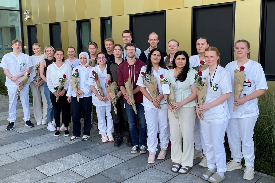 En gruppe mennesker som poserer for et bilde