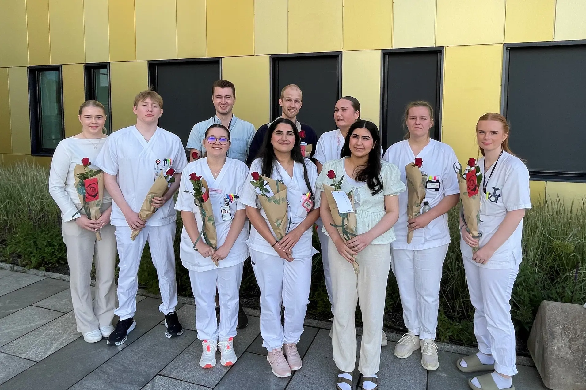 En gruppe mennesker som poserer for et bilde