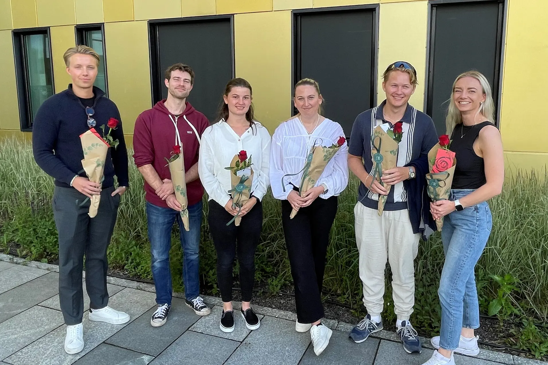 En gruppe mennesker som poserer for et bilde