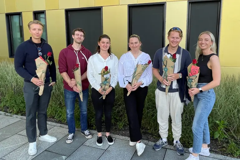 En gruppe mennesker som poserer for et bilde
