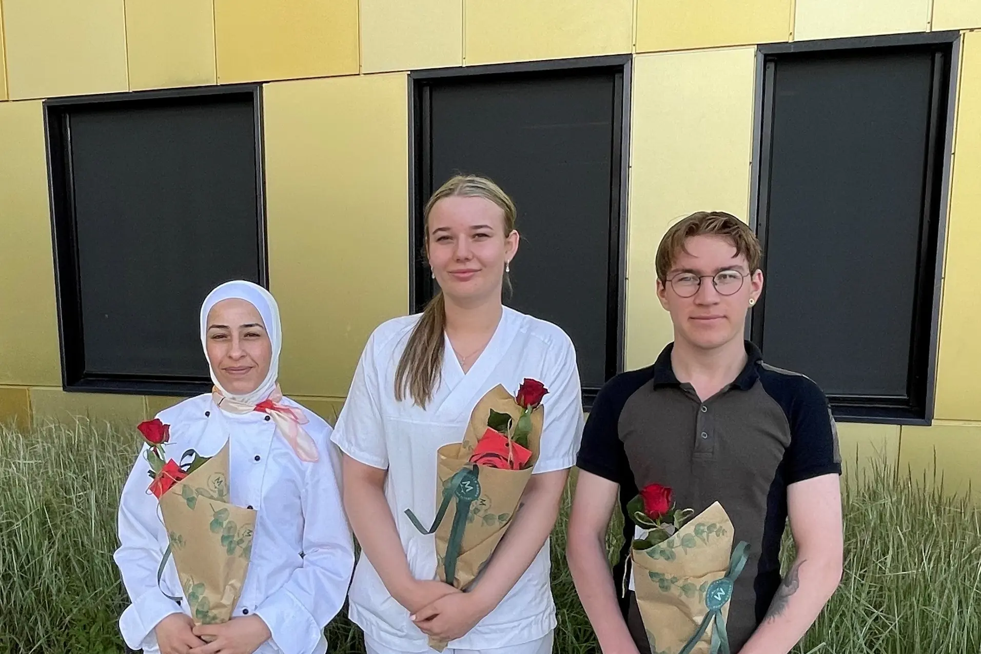 En gruppe mennesker som poserer for kameraet