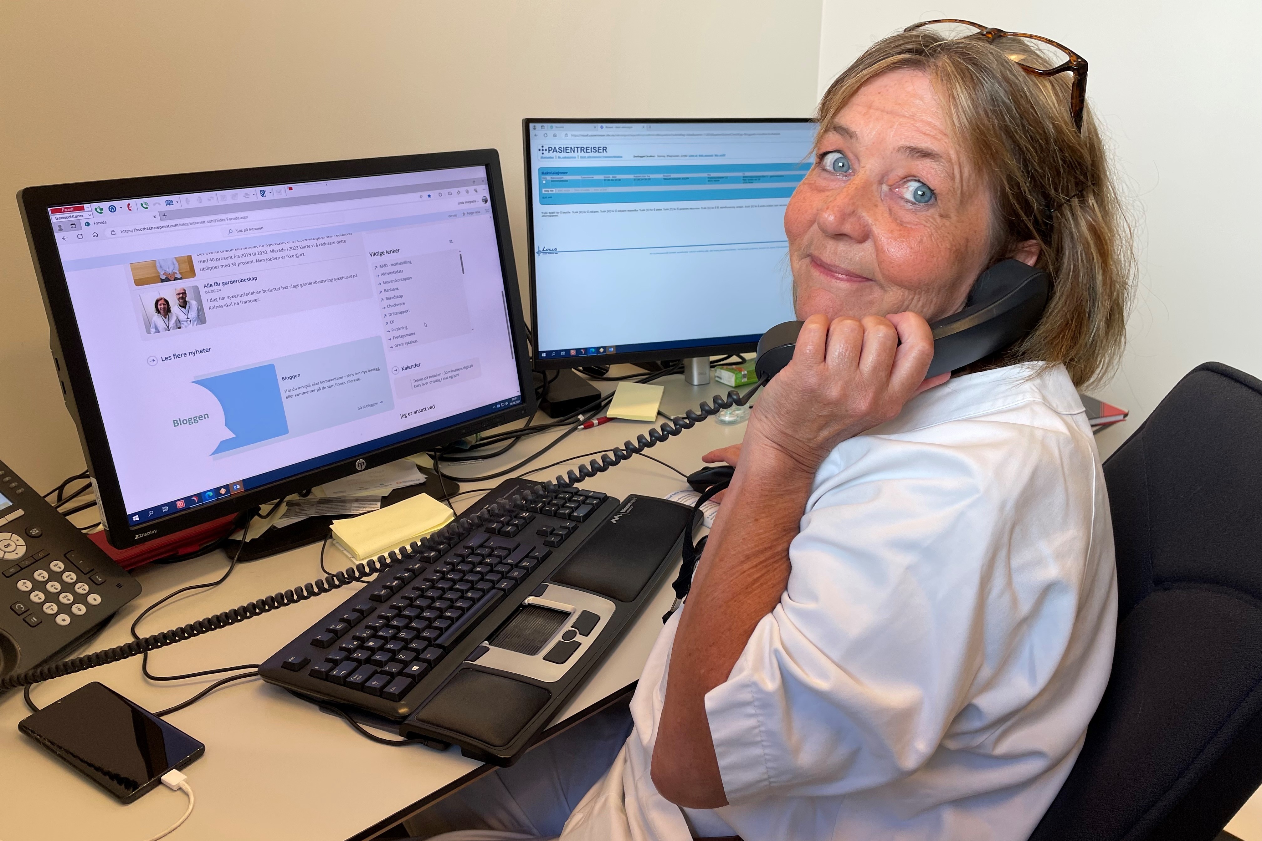 Helsesekretær Nina Olsen i telefonen